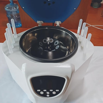 実験室の医学のテーブルの上の遠心分離機機械最高速度4000r/Min